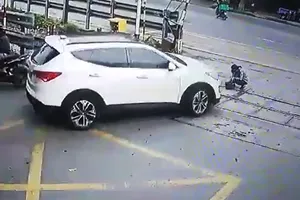 Nữ nhân viên gác chắn dọn đường ray bị ô tô tông trọng thương