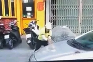 Nữ điều hành taxi đập ô tô của tài xế Grab