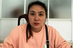 Cầm sổ hồng giả lấy tiền 'nướng' vào cờ bạc