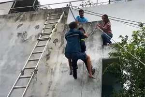 Cảnh sát đu dây cứu thiếu niên rơi từ tầng 5 ở Đà Nẵng