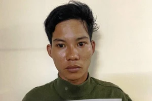 Đuổi bắt nam thanh niên chạy xe không biển số, giật dây chuyền