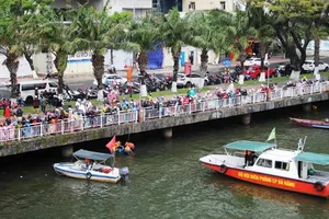 Người đàn ông nhảy xuống sông Hàn quá nhanh, không ai cứu kịp