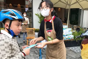 Hàng loạt cửa hàng ở Đà Nẵng phát khẩu trang miễn phí