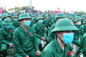 Tân binh đeo khẩu trang, đo thân nhiệt trong ngày nhập ngũ