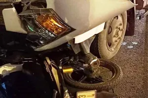 Người đàn ông nghi vượt đèn đỏ, tông vào xe tải