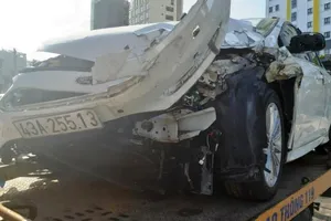Ô tô mất lái tông vào xe tải, 3 người nguy kịch
