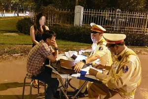 Tài xế có hơi men chơi chiêu đổi lái cho vợ khi bị CSGT thổi