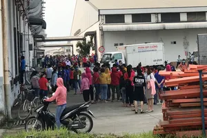 Cháy phòng hóa chất công ty may, hàng trăm công nhân tháo chạy