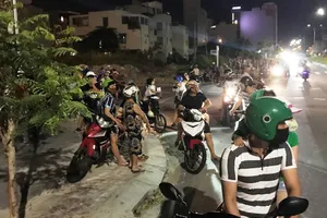 Nghe đồn có án mạng, hàng trăm người kéo nhau đi xem