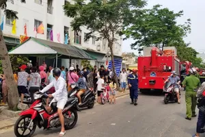 Cháy cầu thang thoát hiểm chung cư, nhiều người tháo chạy