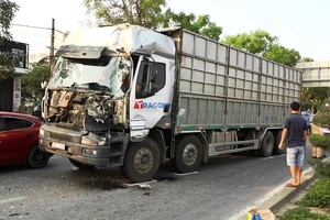 Giải cứu tài xế trong cabin sau cú tông vào ô tô chờ đèn đỏ