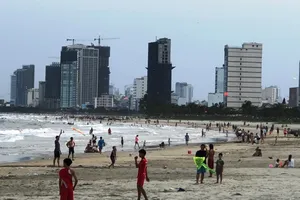 Đà Nẵng phạt 9 người đi dạo bãi biển không đeo khẩu trang
