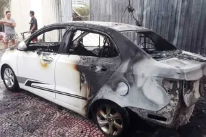 Ô tô cháy rụi nghi do đốt vàng mã gây ra