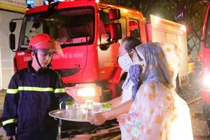 Cảnh sát PCCC Đà Nẵng dầm mưa dập lửa xuyên đêm