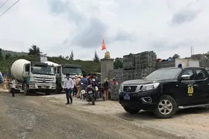 Dân chặn xe đòi doanh nghiệp trả tiền hỗ trợ ô nhiễm