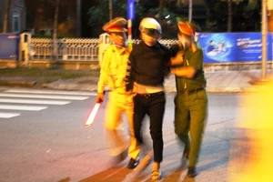 Đà Nẵng: Nam thanh niên lao thẳng xe vào cảnh sát giao thông 