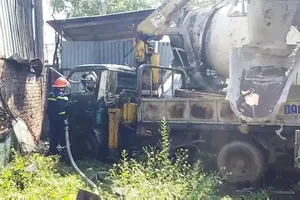 Hỏa hoạn thiêu rụi cả ô tô tải cẩu ở bãi phế liệu