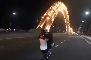 Truy tìm 2 thanh niên chạy xe bốc đầu trên cầu Rồng