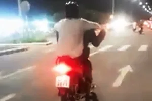 Nam thanh niên chạy xe bằng 2 chân bị xử phạt