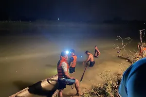 Dầm mưa lớn suốt đêm tìm thi thể nam sinh lớp 9 ở Đà Nẵng
