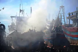 Tàu cá cháy đùng đùng, thiệt hại 1 tỉ đồng