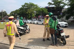 Đà Nẵng: CSGT xử phạt nhiều lái xe công nghệ dùng điện thoại