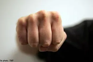 Mâu thuẫn nơi đỗ xe, chủ tiệm cắt tóc bị đánh ngã rồi tử vong