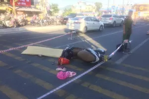 Xe ben chở đất gây tai nạn, 1 nữ công nhân tử vong