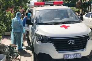 Đưa người thân của bệnh nhân nghi nhiễm COVID-19 đi cách ly