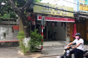 1 cửa hàng bán hàng mang về bất chấp lệnh cấm COVID-19