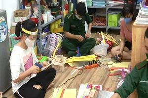 Bộ đội cùng cô giáo làm mặt nạ tặng tuyến đầu chống dịch