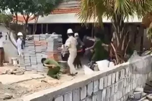 Dùng gạch tấn công cán bộ vì bị buộc dừng xây nhà trong dịch