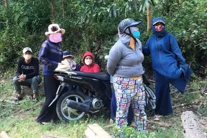 Đà Nẵng: 6 phụ nữ rủ nhau 'thông chốt' ra bờ hồ nhậu