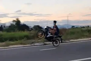 Phạt nhóm thanh niên chạy xe bốc đầu trong dịch COVID-19