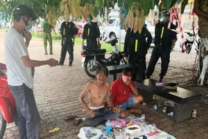 Đà Nẵng: 5 người tụ tập ăn nhậu còn xúc phạm công an