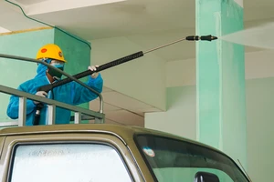 Quân khu 5 phun hóa chất khử khuẩn Bệnh viện Quân y 17