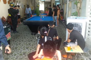 12 người trong quán bi-a mang theo hung khí, sổ cho vay 