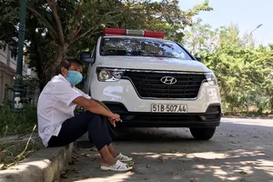 Ông Đoàn Ngọc Hải chờ bệnh nhân nghèo ở BV Ung Bướu Đà Nẵng