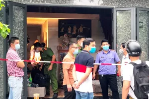 Cả nhà kẹt trong đám cháy lúc rạng sáng, 2 người bị bỏng