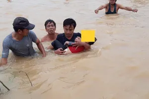 Bé trai 3 tuổi tử vong vì bị rơi xuống dòng nước lụt