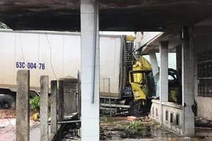 Xe tải lao sang hướng ngược lại, đâm sập nhà dân