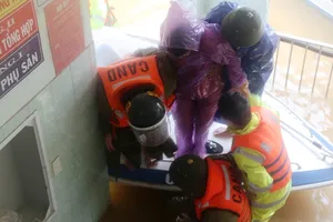 Công an Quảng Bình chở thai phụ mắc kẹt trong lũ đi sinh