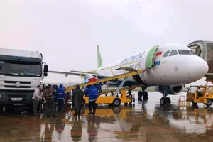 Dùng máy bay chuyển gấp hàng cứu trợ đến Quảng Bình
