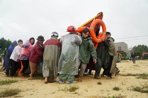 Ngư dân đưa thuyền đi biển vào vùng lụt cứu dân