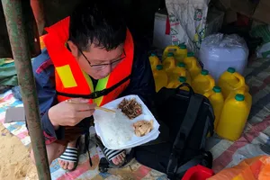 Bánh chưng, cơm nghĩa tình giữa nước lũ Quảng Bình