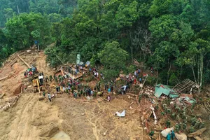 Sạt lở Trà Leng: Đất trên núi cao hàng trăm mét tuôn xuống