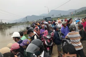 Lặn tìm nam thanh niên nghi ngờ bị nước lũ cuốn trôi