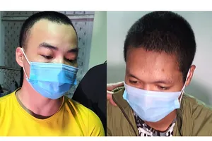 2 thanh niên đập phá hàng chục ô tô sau khi chơi ma túy 