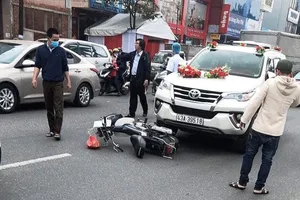 Va chạm với ô tô đám cưới, 1 phụ nữ tử vong