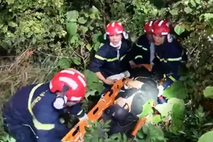 Cảnh sát đang nỗ lực để đưa nạn nhân khỏi vực sâu. Ảnh: HH